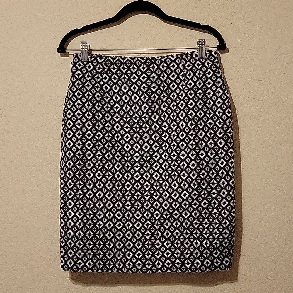 Worthington  woman's size 8 black & white design skirt.